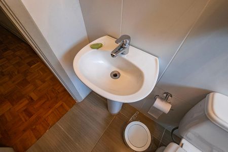 Casa à venda com 180m², 3 quartos e 2 vagas Casa à venda com 180m², 3 quartos e 2 vagasBanheiro Social