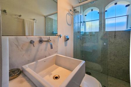 Casa de condomínio para alugar com 2100m², 5 quartos e 5 vagasBanheiro da Suíte 4