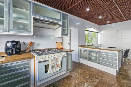 Casa de condomínio para alugar com 2100m², 5 quartos e 5 vagasCozinha