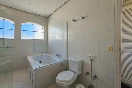 Casa de condomínio para alugar com 2100m², 5 quartos e 5 vagasBanheiro da Suíte 3