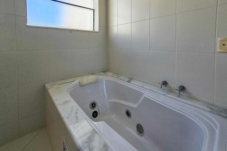 Casa de condomínio para alugar com 2100m², 5 quartos e 5 vagasBanheiro da Suíte 3