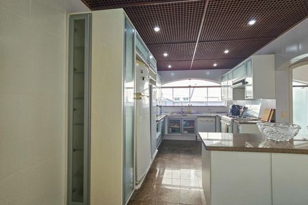 Casa de condomínio para alugar com 2100m², 5 quartos e 5 vagasCozinha