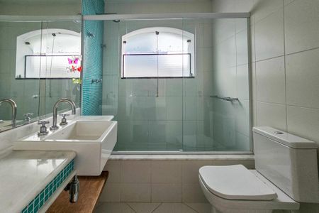 Casa de condomínio para alugar com 2100m², 5 quartos e 5 vagasBanheiro da Suíte 2