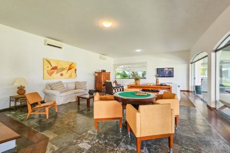 Casa de condomínio para alugar com 2100m², 5 quartos e 5 vagasSala