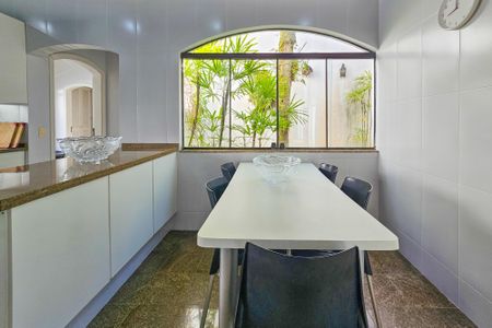 Casa de condomínio para alugar com 2100m², 5 quartos e 5 vagasCozinha