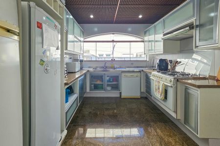 Casa de condomínio para alugar com 2100m², 5 quartos e 5 vagasCozinha