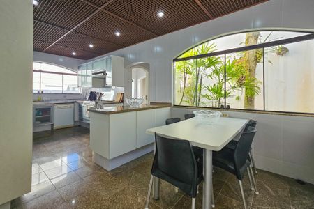 Casa de condomínio para alugar com 2100m², 5 quartos e 5 vagasCozinha