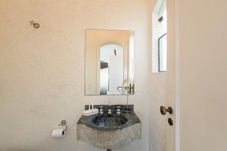 Casa de condomínio para alugar com 2100m², 5 quartos e 5 vagasLavabo