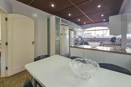 Casa de condomínio para alugar com 2100m², 5 quartos e 5 vagasCozinha