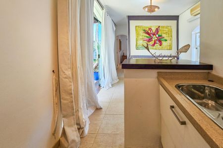 Casa de condomínio para alugar com 2100m², 5 quartos e 5 vagasCozinha 2