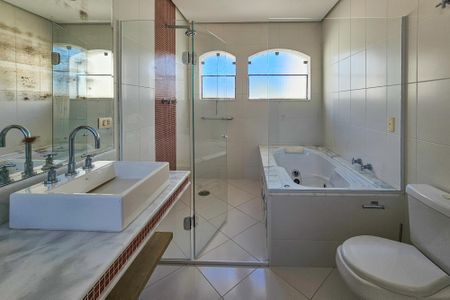 Casa de condomínio para alugar com 2100m², 5 quartos e 5 vagasBanheiro da Suíte 3