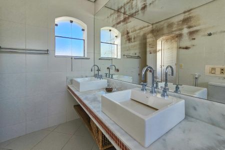 Casa de condomínio para alugar com 2100m², 5 quartos e 5 vagasBanheiro da Suíte 3