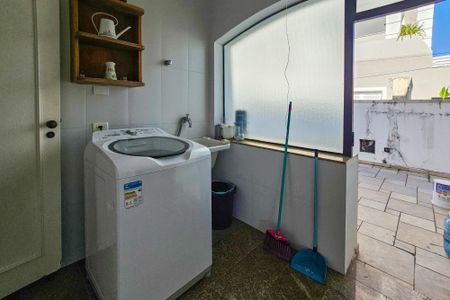 Casa de condomínio para alugar com 2100m², 5 quartos e 5 vagasÁrea de serviço