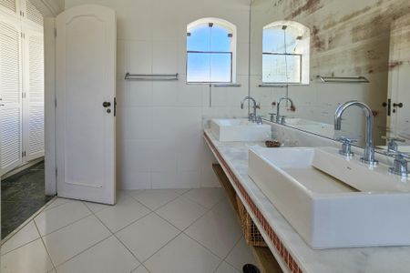 Casa de condomínio para alugar com 2100m², 5 quartos e 5 vagasBanheiro da Suíte 3