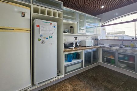 Casa de condomínio para alugar com 2100m², 5 quartos e 5 vagasCozinha