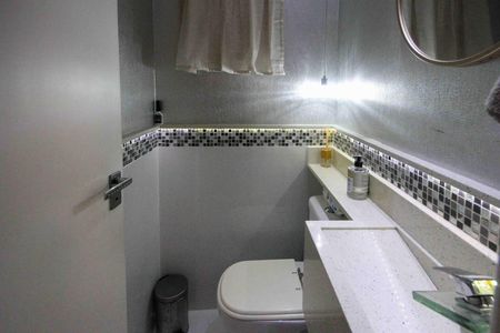 Casa de condomínio à venda com 150m², 3 quartos e 2 vagas Casa de condomínio à venda com 150m², 3 quartos e 2 vagasBanheiro da Suíte