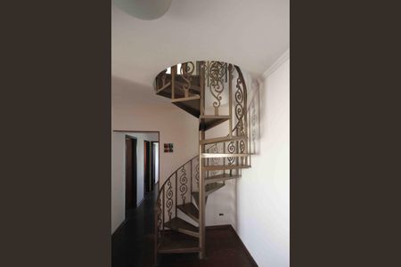 Apartamento à venda com 147m², 3 quartos e 1 vaga Apartamento à venda com 147m², 3 quartos e 1 vagaEscada