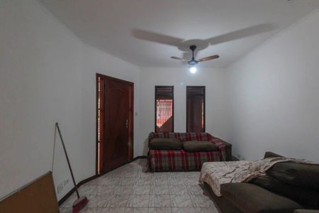 Casa à venda com 240m², 6 quartos e 3 vagas Casa à venda com 240m², 6 quartos e 3 vagasSala