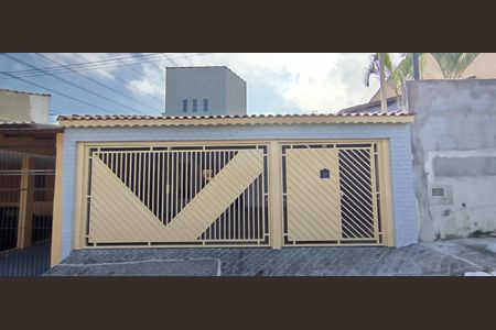 Casa à venda com 240m², 6 quartos e 3 vagas Casa à venda com 240m², 6 quartos e 3 vagasFachada