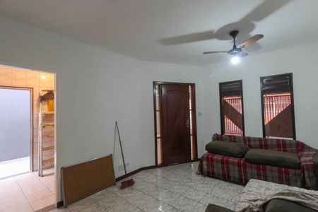 Casa à venda com 240m², 6 quartos e 3 vagas Casa à venda com 240m², 6 quartos e 3 vagasSala