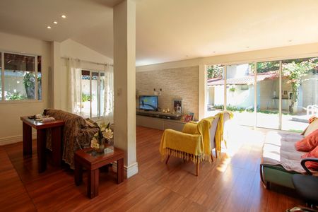 Casa à venda com 285m², 4 quartos e 4 vagasSala