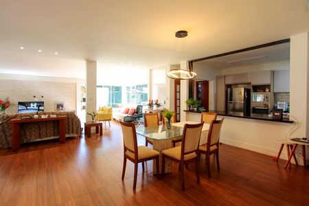 Casa à venda com 285m², 4 quartos e 4 vagasSala