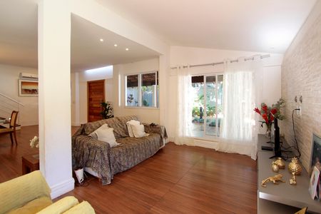 Casa à venda com 285m², 4 quartos e 4 vagasSala