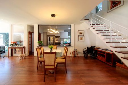 Casa à venda com 285m², 4 quartos e 4 vagasSala