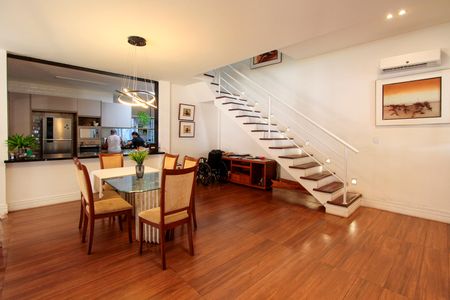 Casa à venda com 285m², 4 quartos e 4 vagasSala