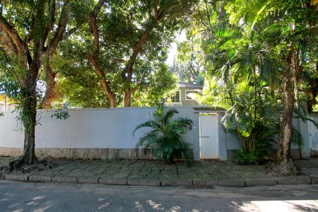 Casa à venda com 285m², 4 quartos e 4 vagasFachada