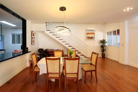 Casa à venda com 285m², 4 quartos e 4 vagasSala