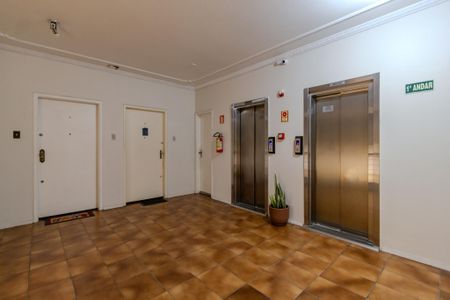 Apartamento à venda com 120m², 3 quartos e sem vaga Apartamento à venda com 120m², 3 quartos e sem vagaHall social