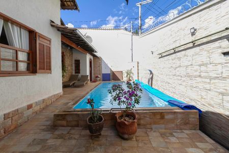 Casa à venda com 208m², 4 quartos e 2 vagasQuintal