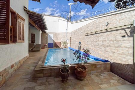 Casa à venda com 208m², 4 quartos e 2 vagasQuintal