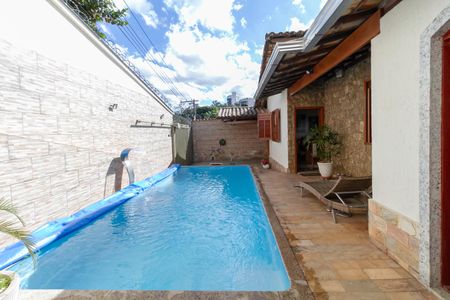 Casa à venda com 208m², 4 quartos e 2 vagasPiscina