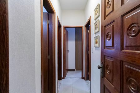 Casa à venda com 208m², 4 quartos e 2 vagasCorredor