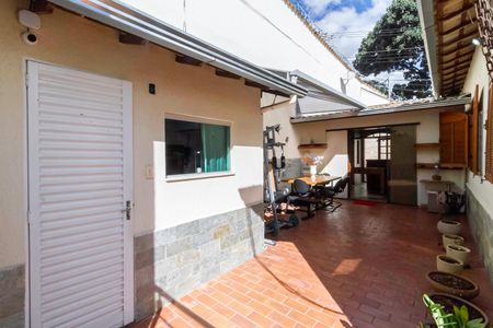Casa à venda com 208m², 4 quartos e 2 vagasQuintal