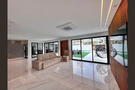 Casa de condomínio à venda com 600m², 4 quartos e 3 vagasSala