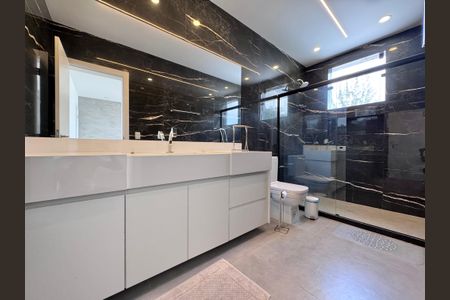 Casa de condomínio à venda com 600m², 4 quartos e 3 vagasBanheiro da Suíte 3