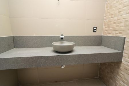 Casa de condomínio à venda com 216m², 3 quartos e 4 vagasBanheiro da Suíte 2