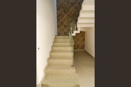 Casa de condomínio à venda com 216m², 3 quartos e 4 vagasEscada