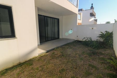 Casa de condomínio à venda com 216m², 3 quartos e 4 vagasQuintal