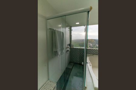 Casa de condomínio à venda com 400m², 5 quartos e 2 vagas Casa de condomínio à venda com 400m², 5 quartos e 2 vagasBanheiro da Suíte