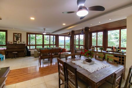 Casa de condomínio à venda com 400m², 5 quartos e 2 vagas Casa de condomínio à venda com 400m², 5 quartos e 2 vagasSala