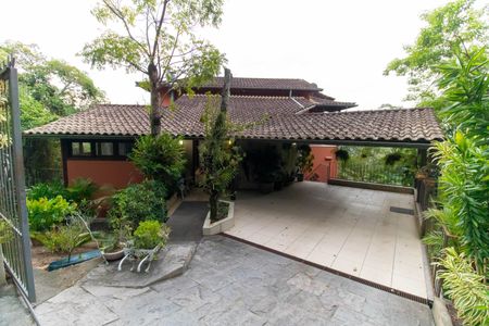 Casa de condomínio à venda com 400m², 5 quartos e 2 vagas Casa de condomínio à venda com 400m², 5 quartos e 2 vagasFachada