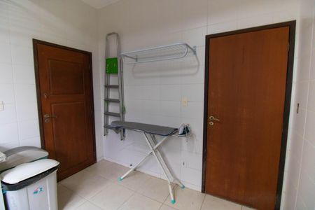 Casa de condomínio à venda com 400m², 5 quartos e 2 vagas Casa de condomínio à venda com 400m², 5 quartos e 2 vagasÁrea de Serviço