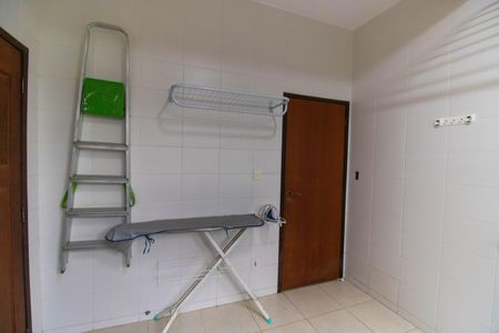 Casa de condomínio à venda com 400m², 5 quartos e 2 vagas Casa de condomínio à venda com 400m², 5 quartos e 2 vagasÁrea de Serviço