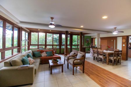 Sala de casa de condomínio para alugar com 5 quartos, 400m² em Muriqui, Niterói