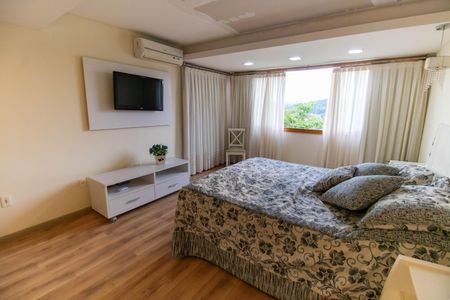 Casa de condomínio à venda com 400m², 5 quartos e 2 vagas Casa de condomínio à venda com 400m², 5 quartos e 2 vagasSuíte