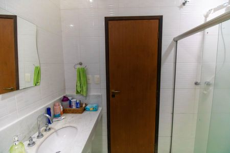 Casa de condomínio à venda com 400m², 5 quartos e 2 vagas Casa de condomínio à venda com 400m², 5 quartos e 2 vagasBanheiro da Suíte 2